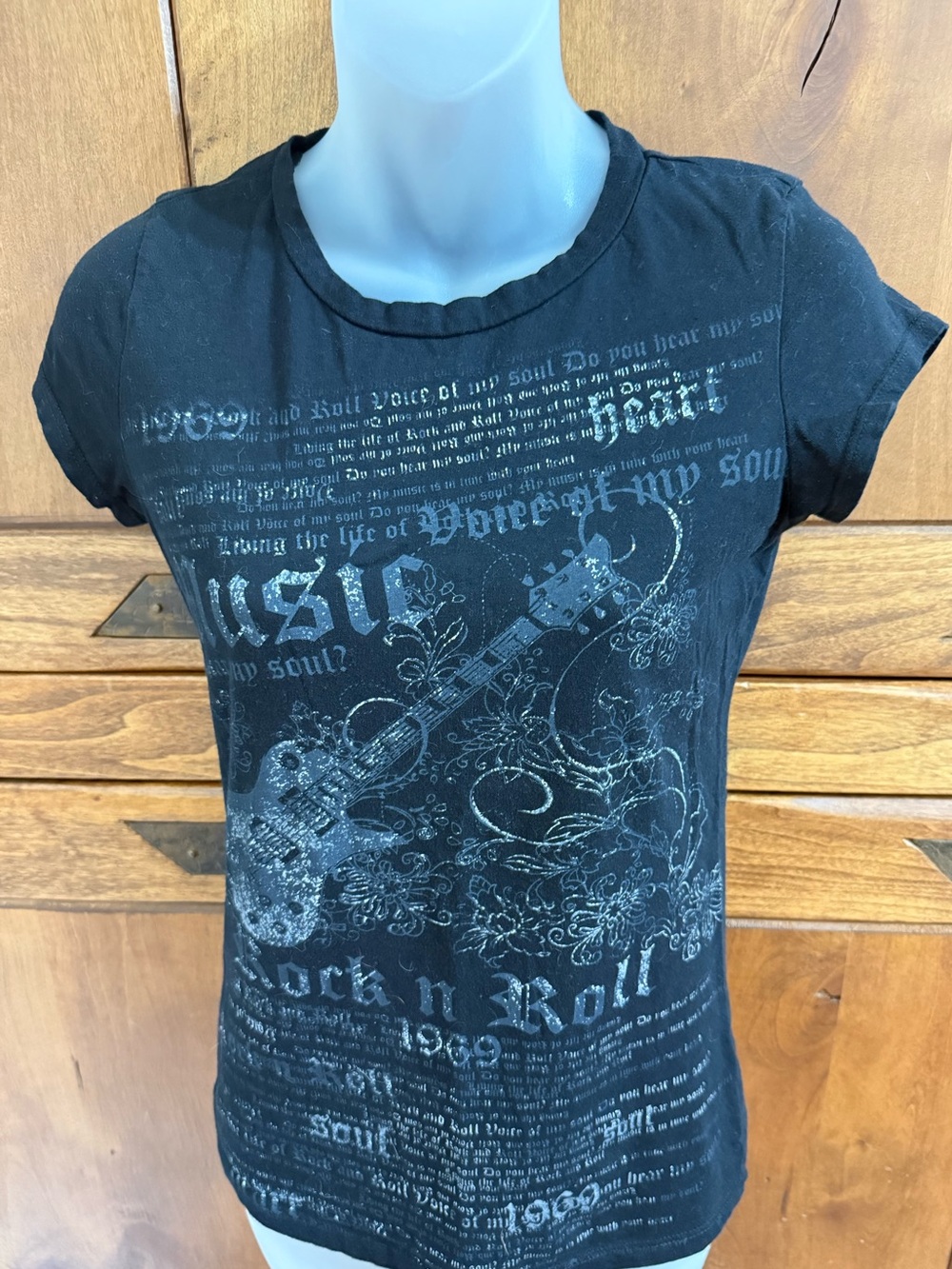 Forever Black Rock 'n' Roll Graphic Tee Junior XL women small to medium Guc